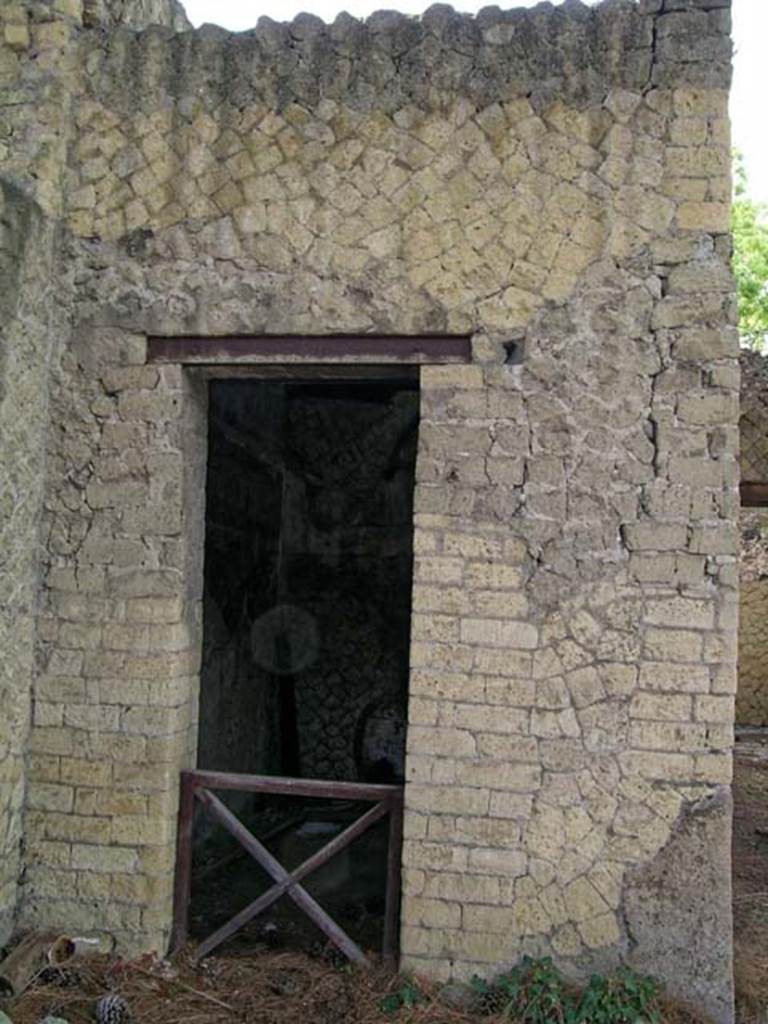 V.33, Herculaneum. May 2005. South-west corner of atrium, with doorway to Room 7, in west wall.  
Photo courtesy of Nicolas Monteix